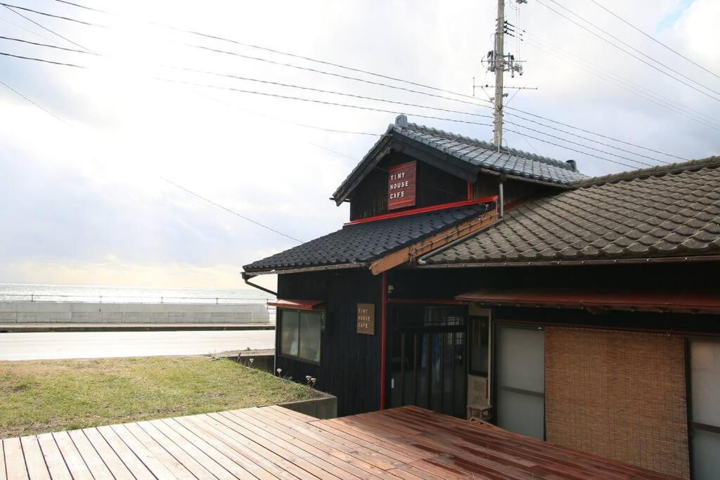 佐渡 ビーチまで0分 1客のみ オーシャンビュー Beach Side House ウッドデッキ 佐渡市 エクステリア 写真